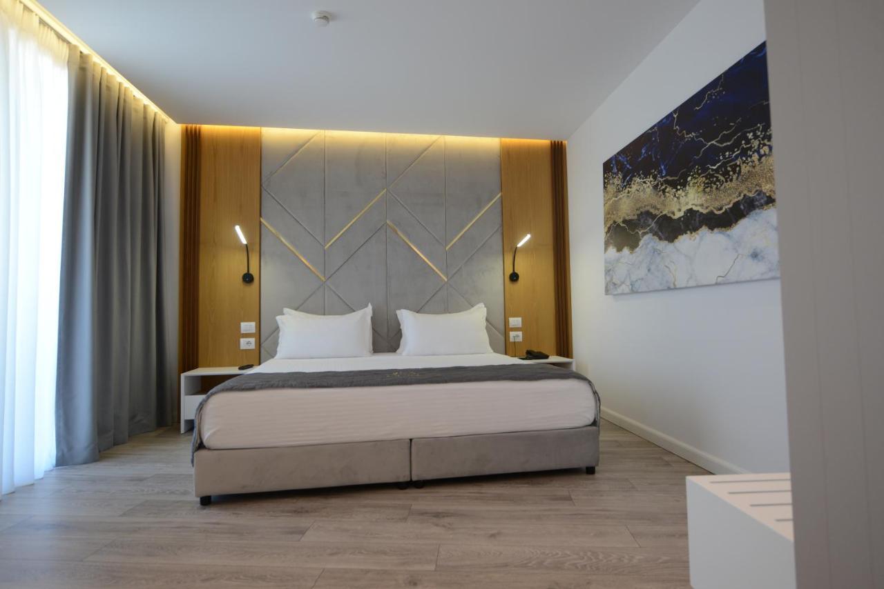 Ebbi Hotel Dhermi Bagian luar foto