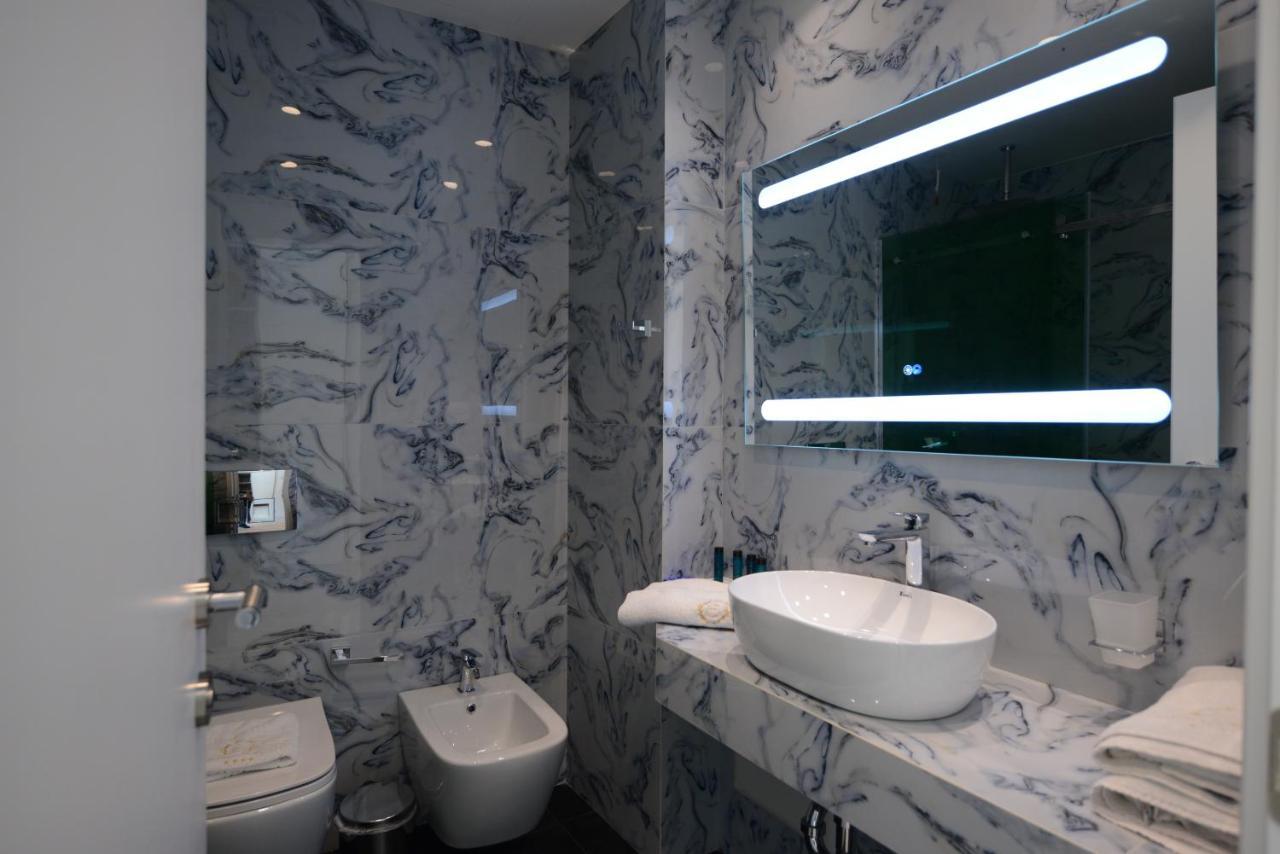 Ebbi Hotel Dhermi Bagian luar foto