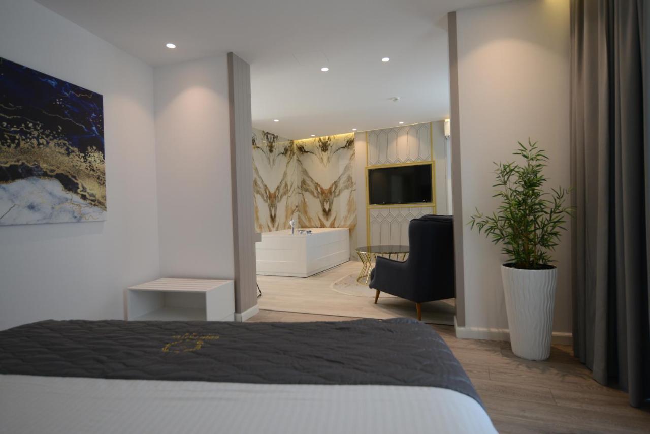 Ebbi Hotel Dhermi Bagian luar foto