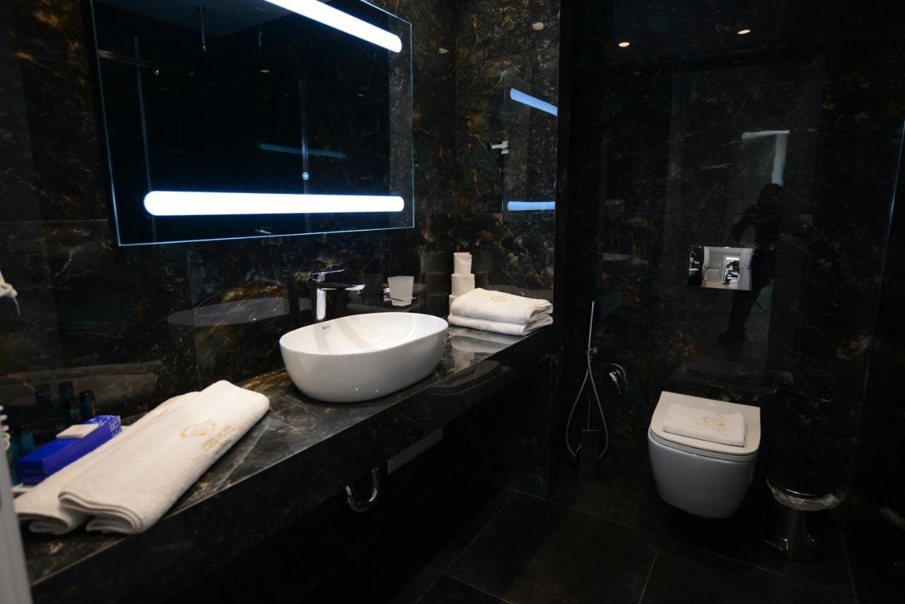 Ebbi Hotel Dhermi Bagian luar foto