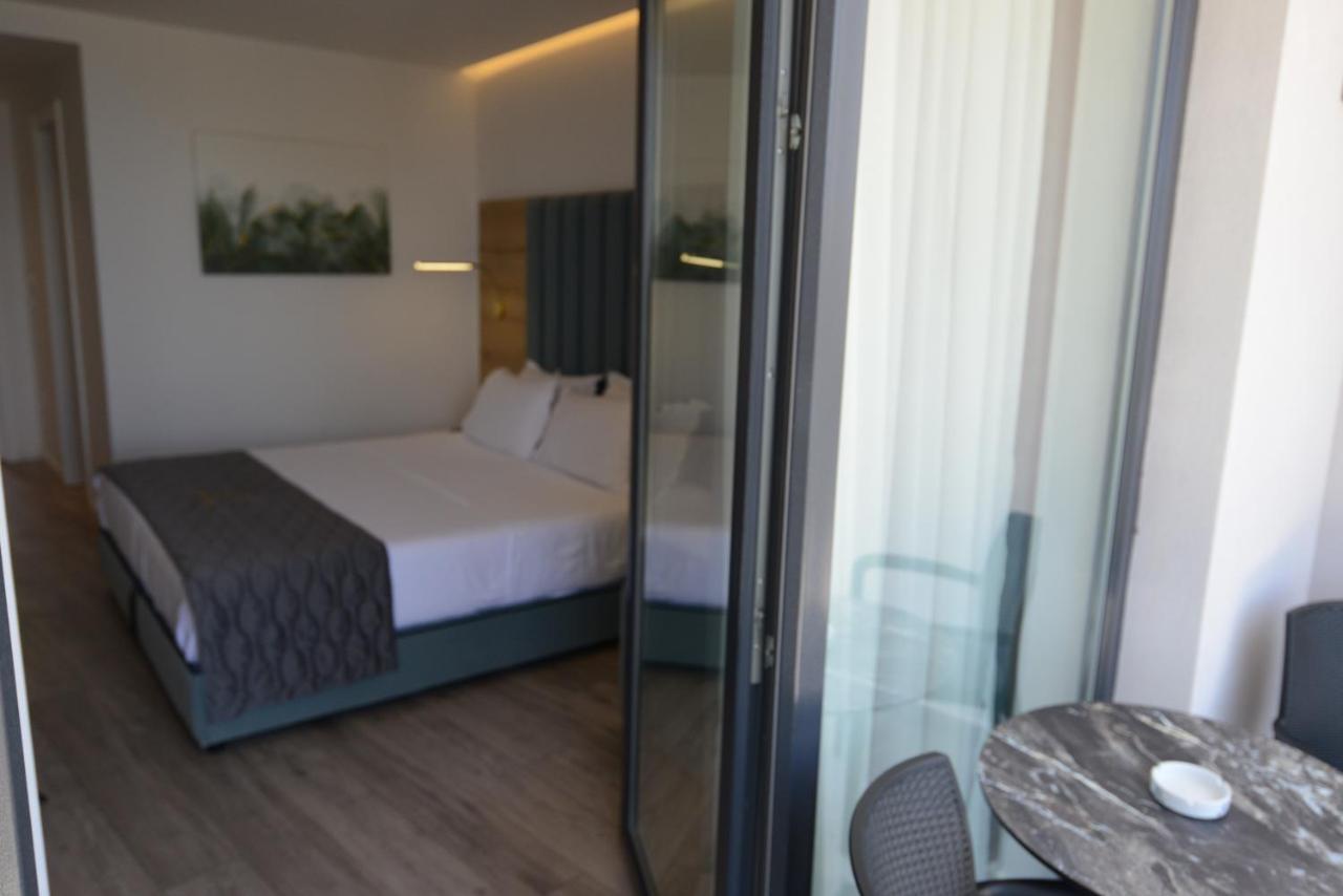 Ebbi Hotel Dhermi Bagian luar foto