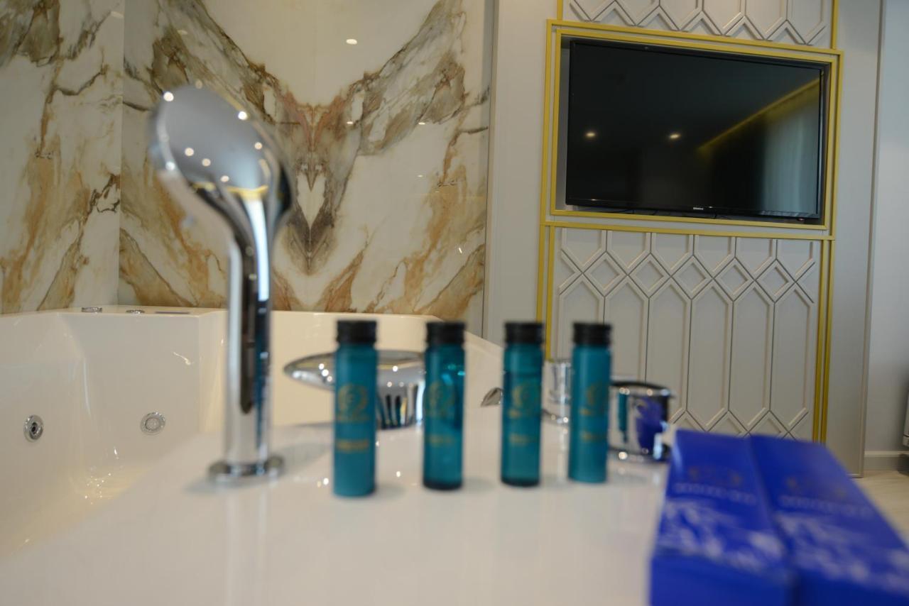 Ebbi Hotel Dhermi Bagian luar foto