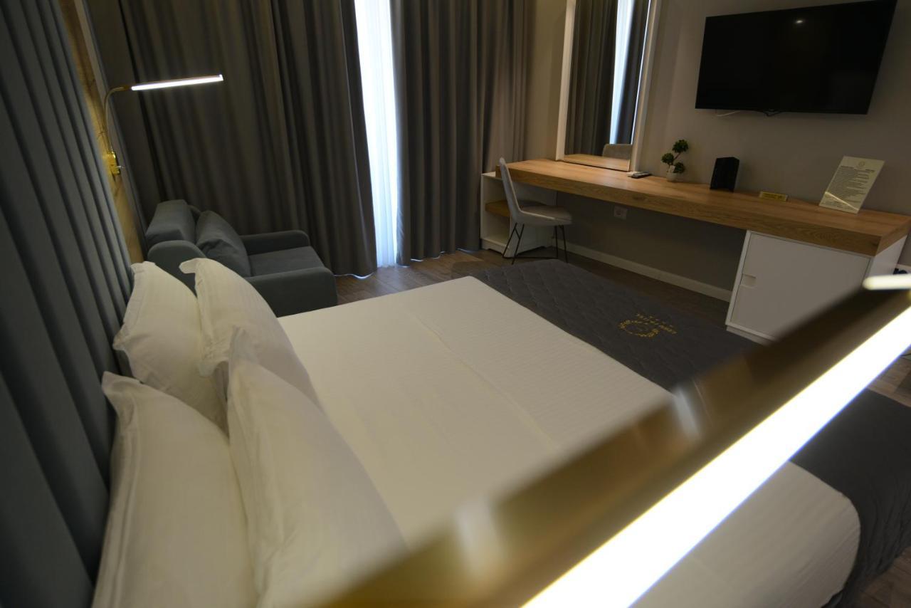 Ebbi Hotel Dhermi Bagian luar foto