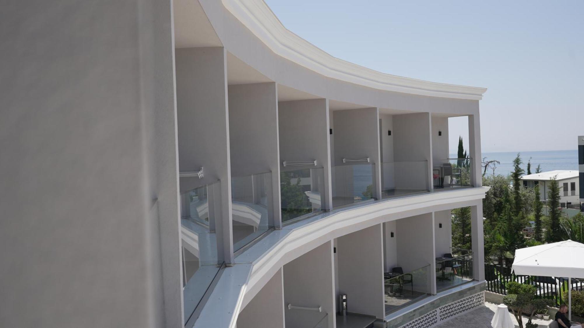 Ebbi Hotel Dhermi Bagian luar foto